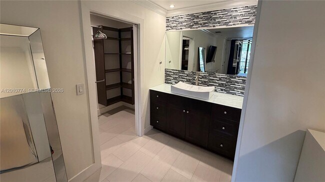 Building Photo - 2649 Carambola Cir N