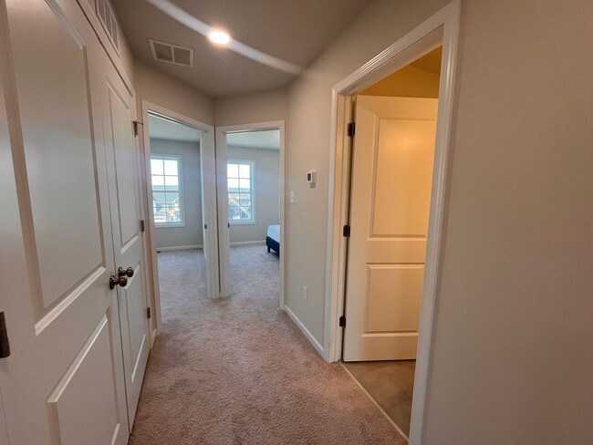 Building Photo - Move- In Ready 3 Bedroom Townhome!