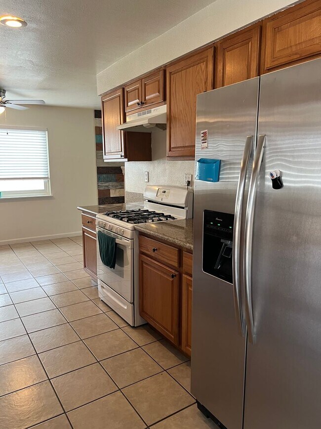 Building Photo - Cute 3 Bedroom Home