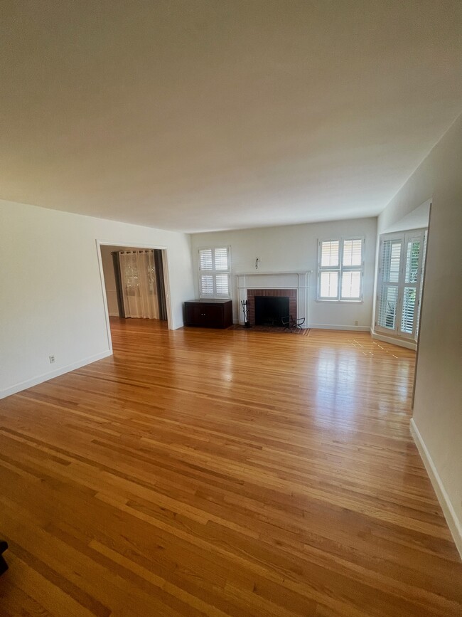 Spacious light filled living room - 3880 Gundry Ave