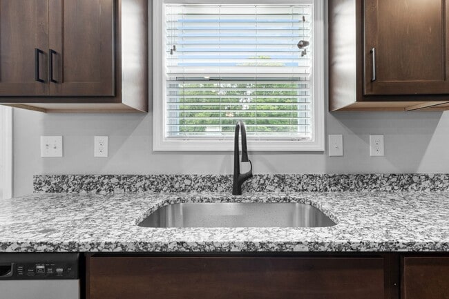 Building Photo - 2 Bedroom Pet Friendly Townhome For Rent N...