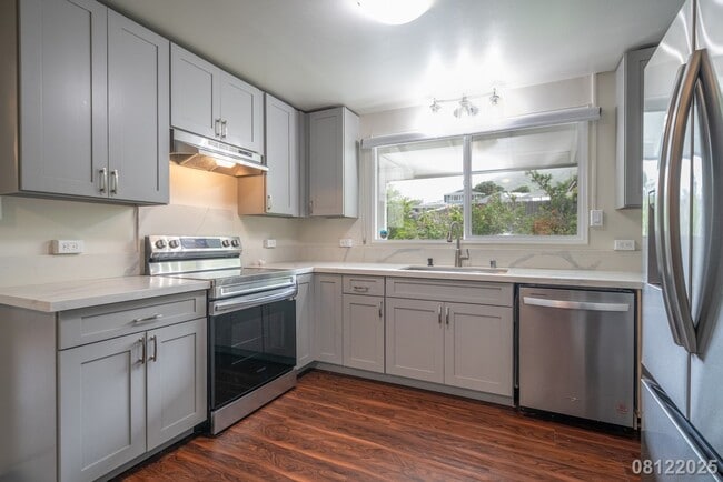 Building Photo - UPGRADED 4BR 2BA House in MANOA with SPLIT...