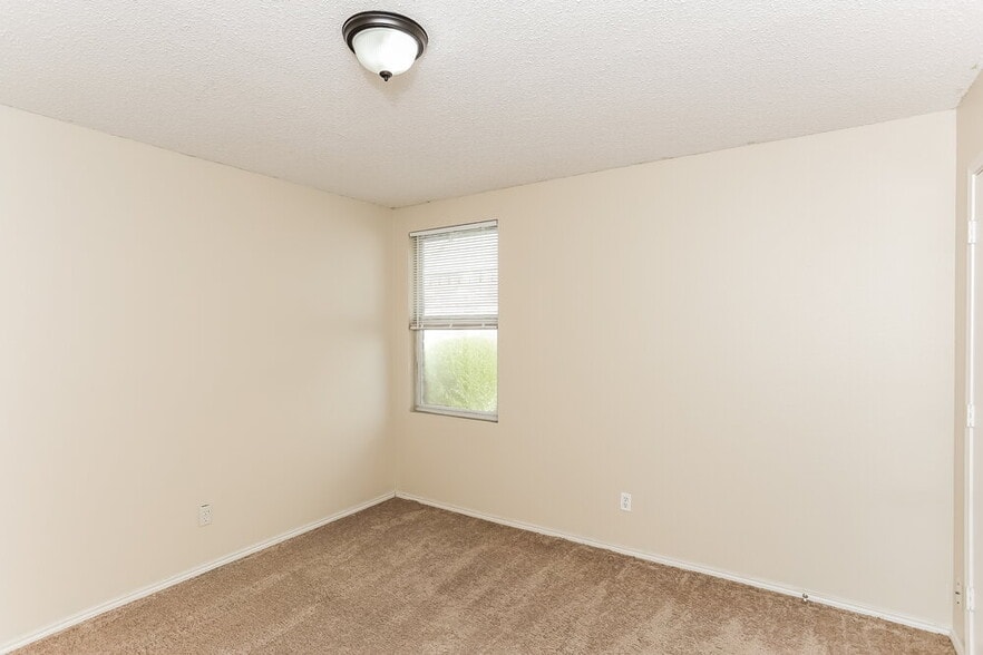 Building Photo - 129 Phlox Ln