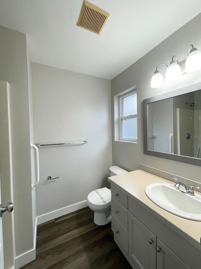 Building Photo - Kent - Cozy 3 bedroom / 2 bathroom Renovated home