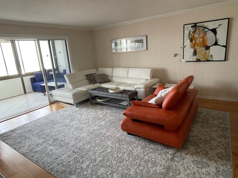 Building Photo - 1055 W Peppertree Dr