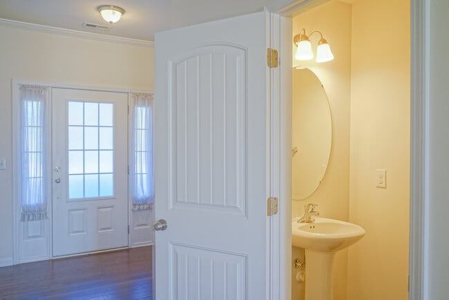 Building Photo - Townhome | Washer/ Dryer Included  |Fenced...