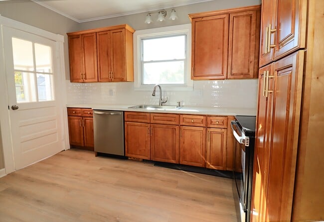 Building Photo - 154 Hawthorne Ave