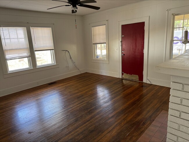 Living Room - 1104 N Toombs St