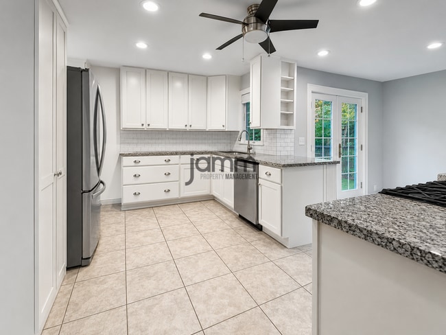 Building Photo - 2425 Demington Dr