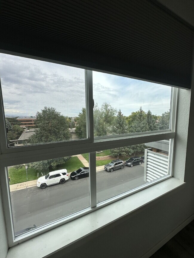 Building Photo - Now Available! Private room in 3 bed / 2 bath condo