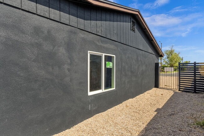 Building Photo - BRAND NEW EVERYTHING IN UPTOWN/BILTMORE AREA