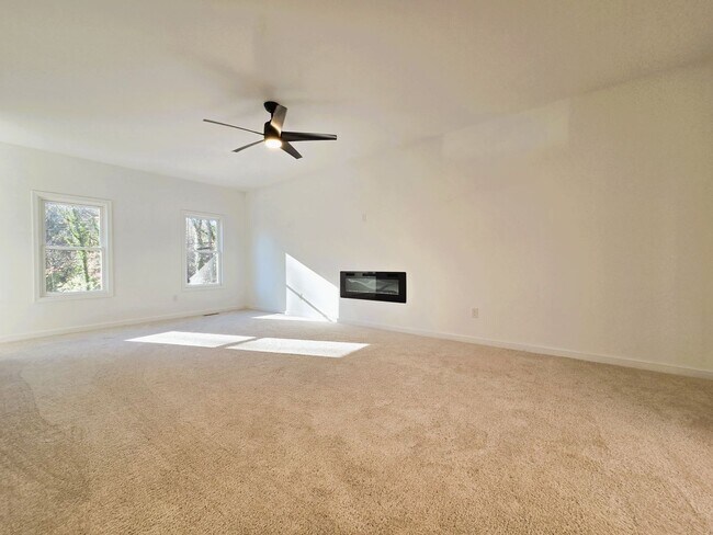 Building Photo - Large 3 story home located in Glenwood Park just minutes from downtown Richmond