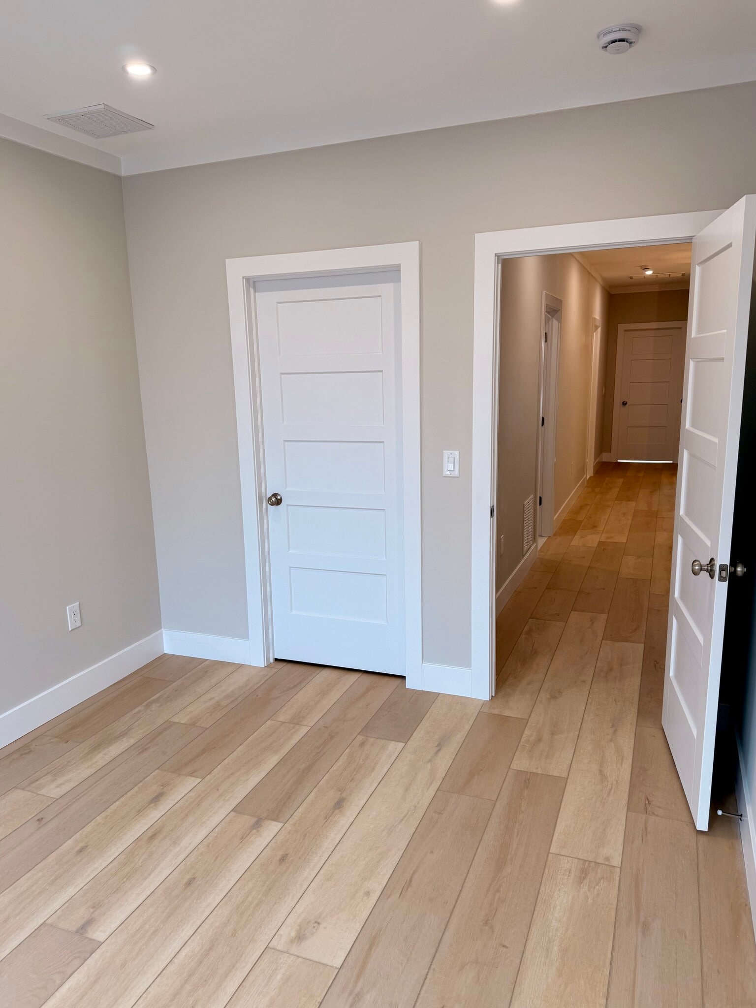 Building Photo - 906 Main St