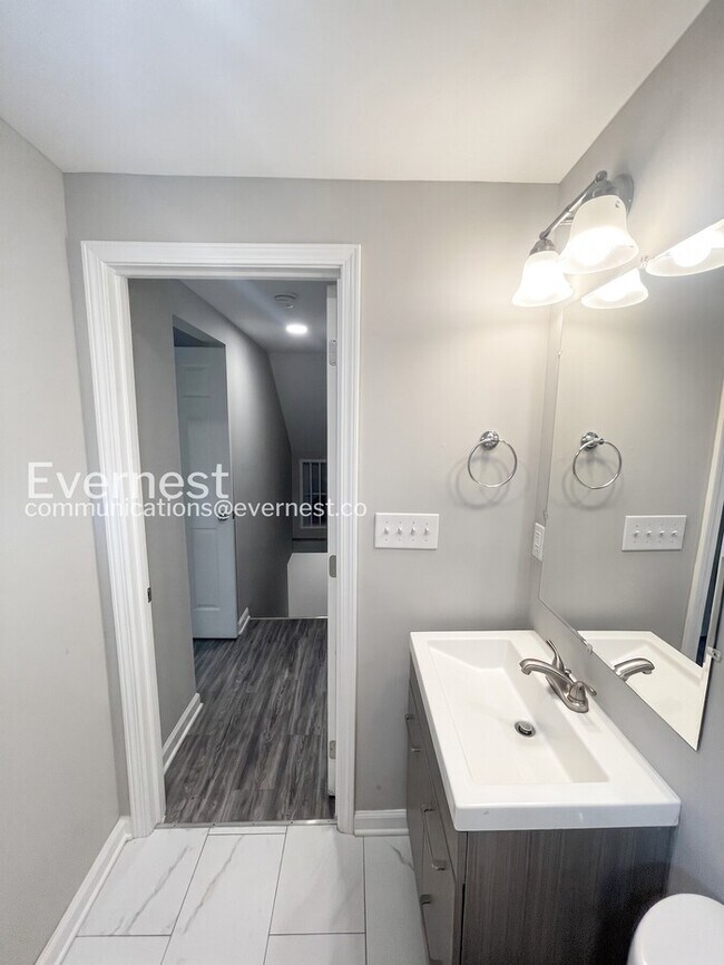 Building Photo - **Move in special**Charming 3-Bedroom Home with Modern Amenities and Prime Location / Available N...