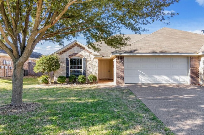 Building Photo - 3BR / 2BA Duplex in Hewitt, Texas | Midway...