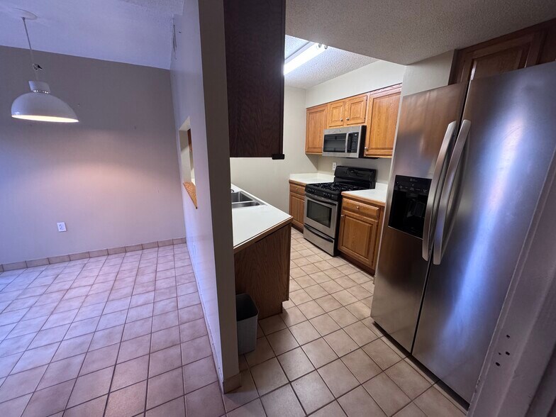 Building Photo - 147 Kelton St