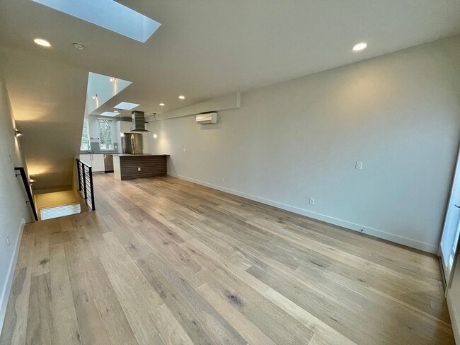 Building Photo - Exceptional Fremont Townhome - Amazing Loc...