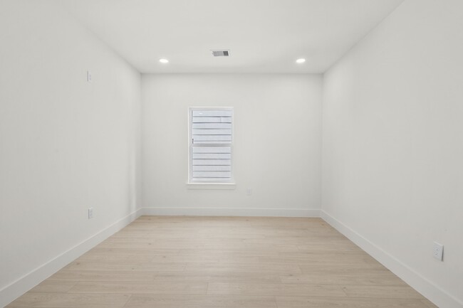 Building Photo - 3615 Dreyfus St