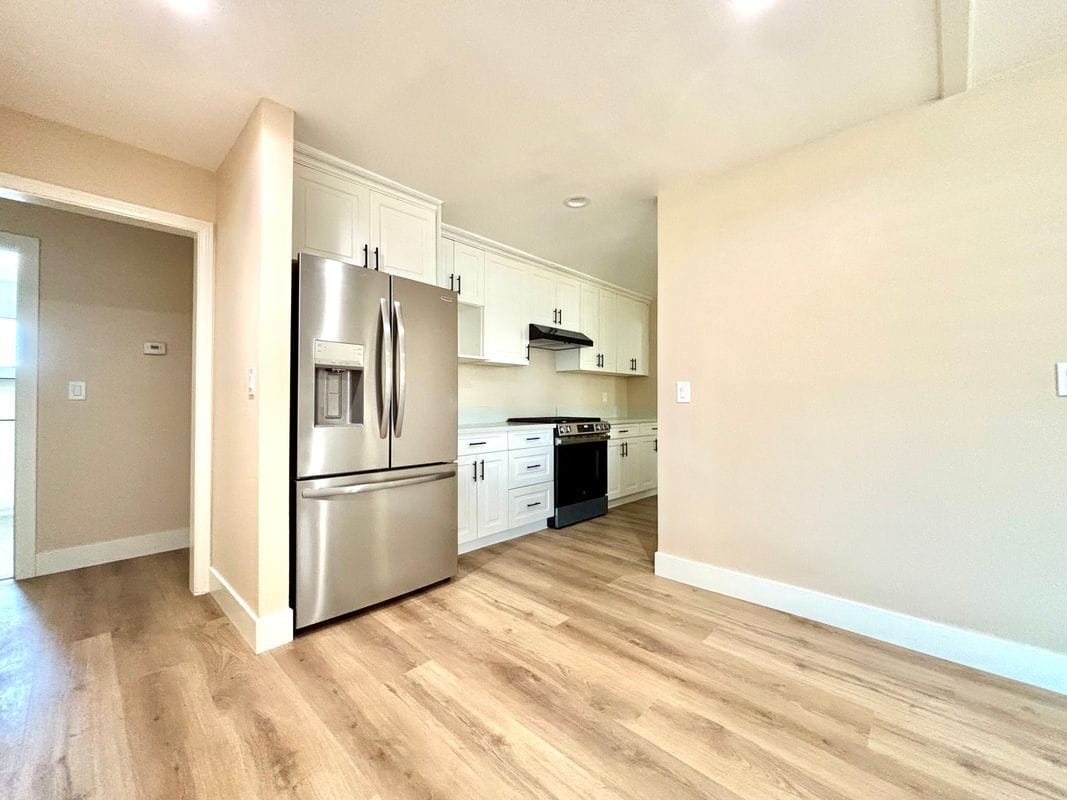 Building Photo - 2013 Victoria