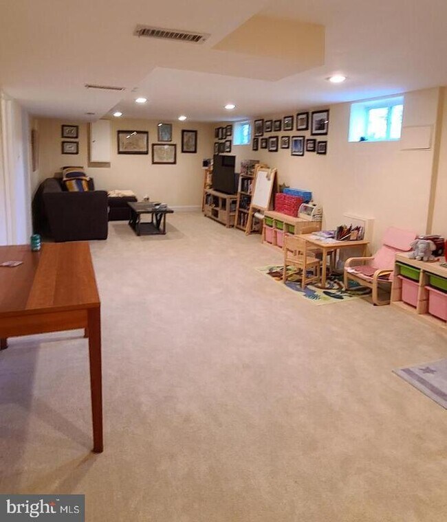 Building Photo - 7126 Sanford Ct