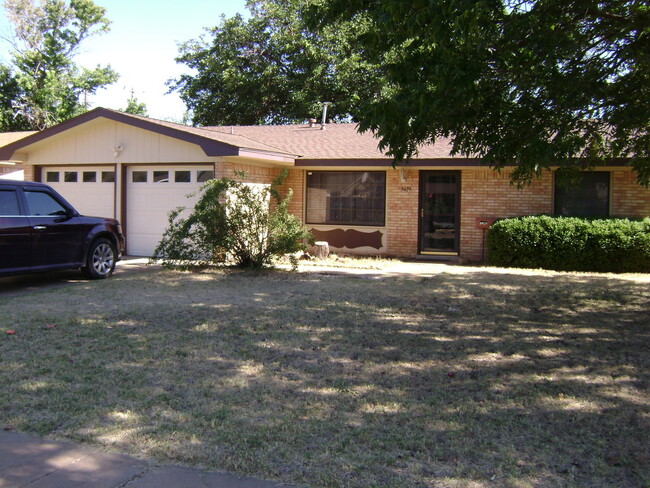 Building Photo - Great 3/2/2 home near park and central loc...