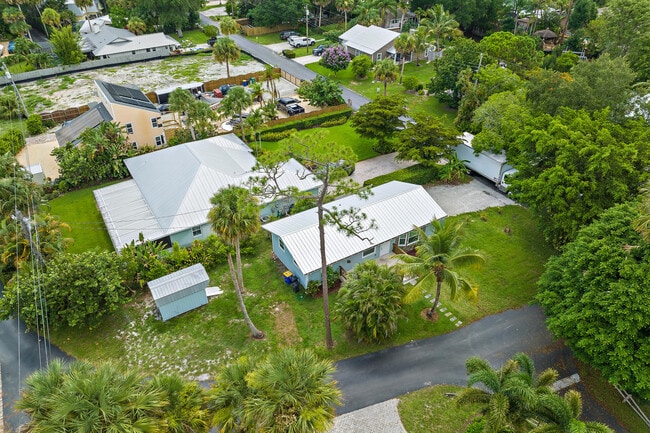 Building Photo - 856 SW Rustic Cir
