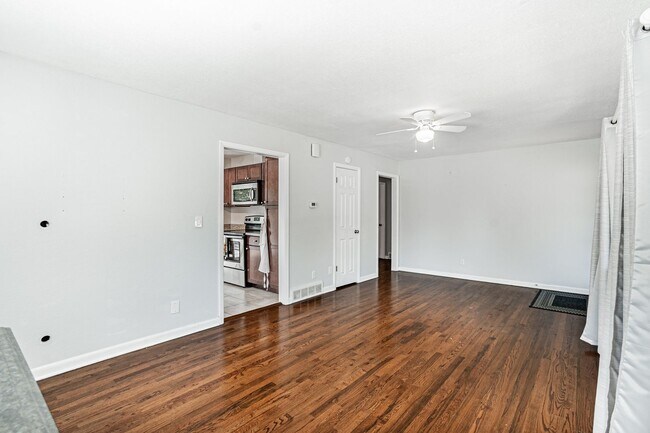 Building Photo - Exceptional 4-Bed, 2-Bath Home in Englewoo...