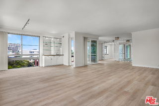 Building Photo - 320 N Maple Dr