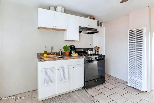 Building Photo - 302 W Flores St