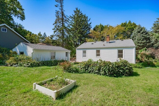 Building Photo - 401 Merrill Crest Dr