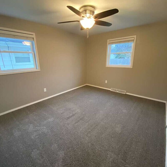 Building Photo - 15 Woodmere Ct