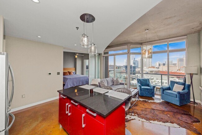 Building Photo - 600 12th Ave S