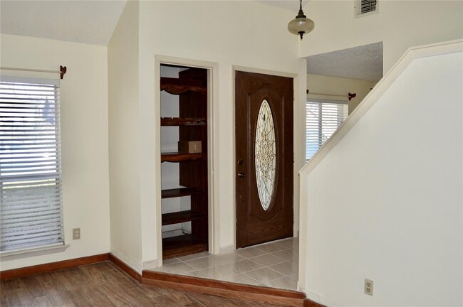 Building Photo - 514 Fair Oak Dr