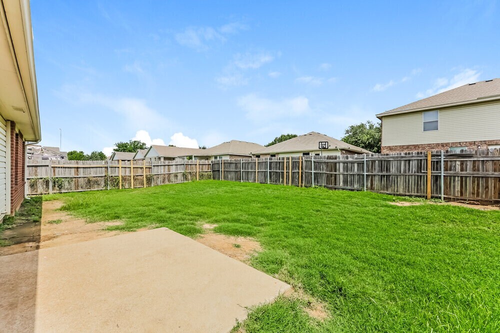 Building Photo - 1104 W Cottonwood Dr