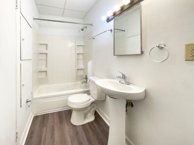 Building Photo - Charming 1-Bedroom Apartment Near Ball Sta...