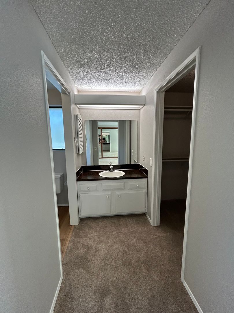 Building Photo - Charming Bellevue Home With Flexible Lease...