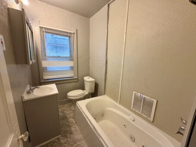 Building Photo - 2549 Highland St