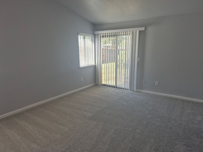 Building Photo - Updated 3 Bedroom Home
