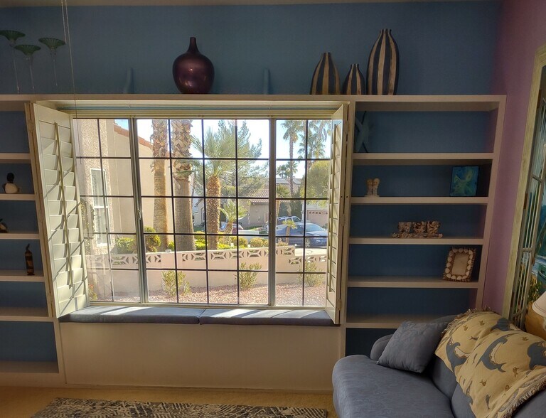 Large Window in Living Room - 7932 Lakepoint Cir