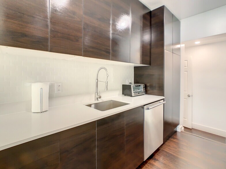 Building Photo - 2714 SW 36th Ave