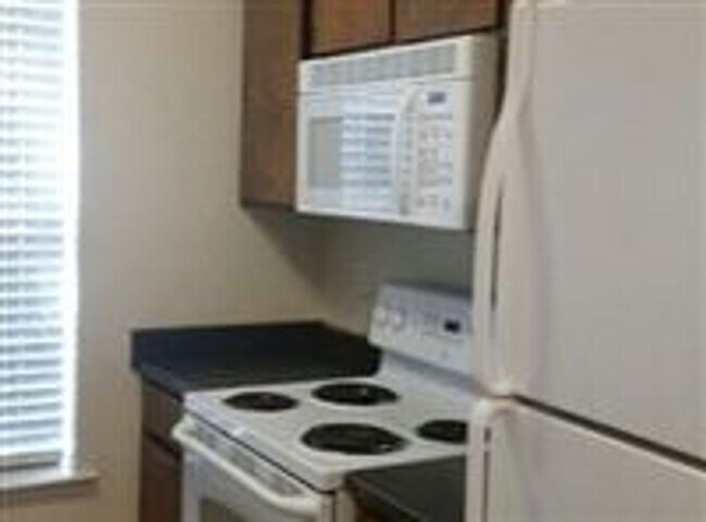 Building Photo - Great 2 bedroom duplex in convenient location