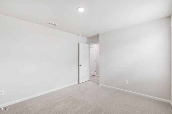 Building Photo - Spacious 5 Bedroom, 3 Bath Home with Loft & Main Level Bedroom - Move in Ready