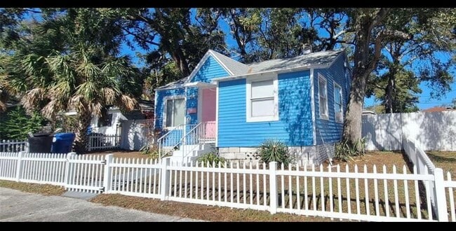 Building Photo - 821 Newton Ave S