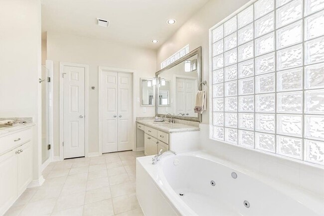 Building Photo - 4545 Golf Vista Dr