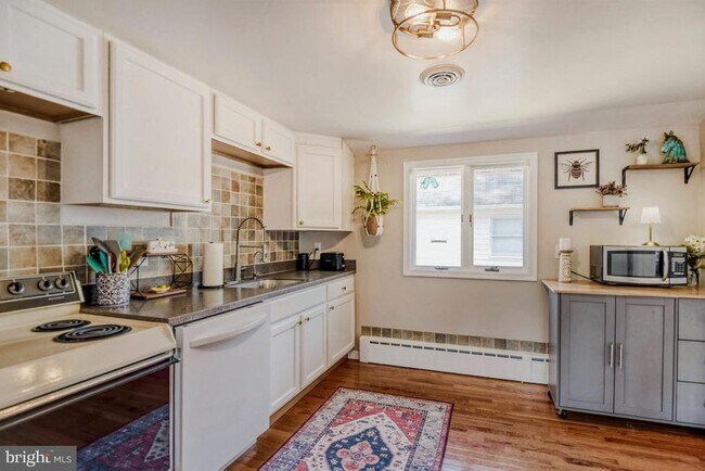 Building Photo - 1715 Tacoma Rd