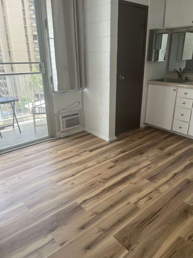 Building Photo - Recently Remodeled Studio In The Heart of Waikiki.
