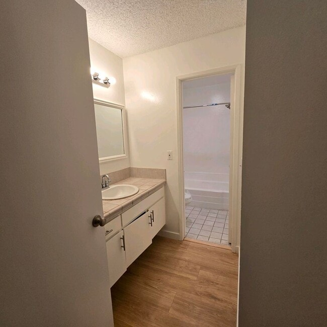 Building Photo - Playa Del Rey 1 bedroom apartment in Large outdoor community