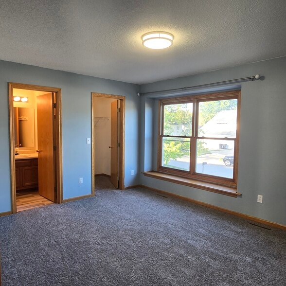Primary Bath & Closet - 1415 Kodiak Ct