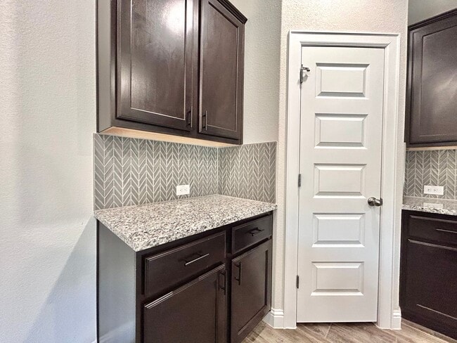 Building Photo - Charming 4/BR 2/BA Home with 2-Car Garage and Private Fenced Backyard