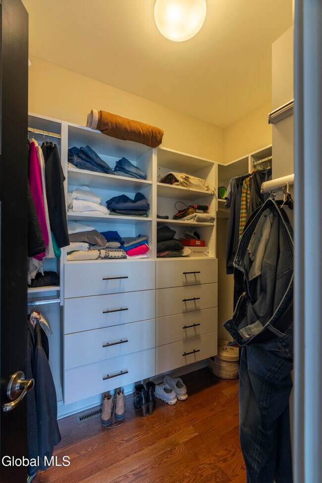 Building Photo - 5 Maria Ln